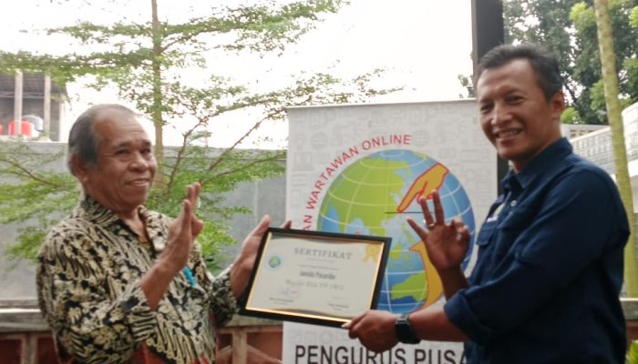 HUT IWO ke-12 : Piagam Penghargaan Jurnalis Senior