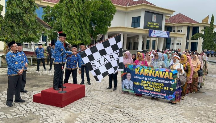 Pj Bupati Tuba Ferli Yuledi Pimpin Upacara Peringatan Hari Guru dan HUT Korpri