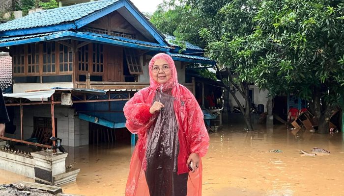 Anggota DPRD Lampung, Kostiana Terjun Langsung Beri Bantuan Korban Banjir Bandar Lampung