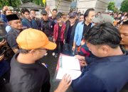 Hujan Deras, Anggota DPRD Fraksi PKS Syukron dan Puji Temui Mahasiswa Demo