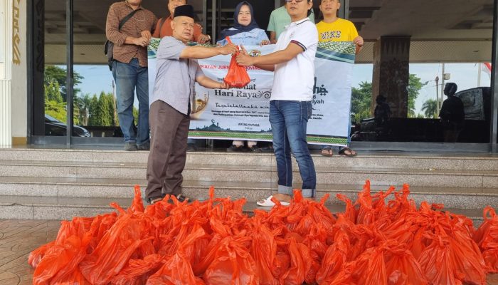 IJP Lampung Bagikan 150 Paket Qurban dari Gubernur kepada Jurnalis dan Warga