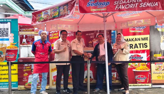 Bentuk Pelayanan Humanis, Samsat Rajabasa Bagikan Mie Instan ke Wajib Pajak