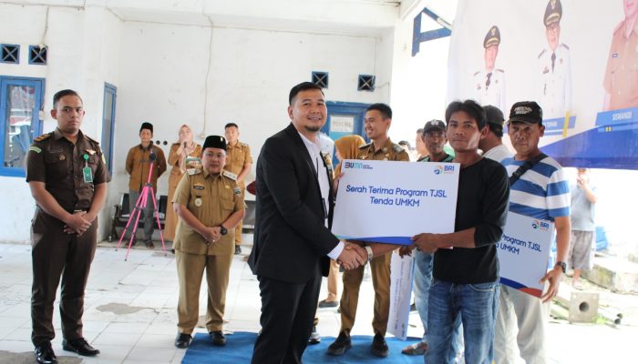 BRI Kanca Liwa Serahkan CSR Pembangunan Gapura dan Tenda UMKM di Pasar Way Batu Kabupaten Pesisir Barat