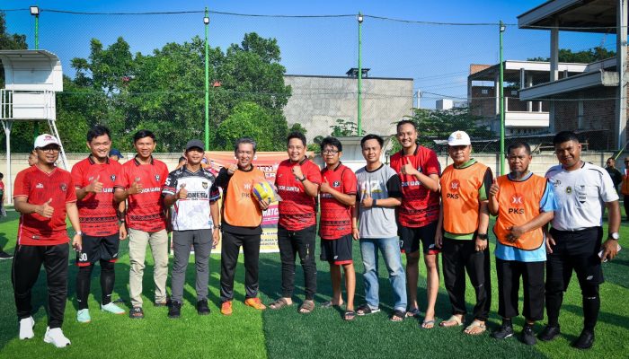Presiden PKS Al Muzammil Yusuf Main Bola Bareng Jurnalis di Lampung