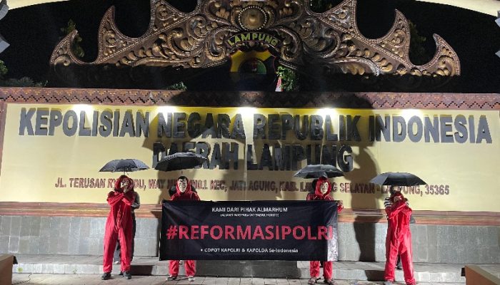 Demo di Polda Lampung Malam Ini, ALMARHUM Desak Reformasi Polri: Copot Kapolri dan Kapolda Se-Indonesia!