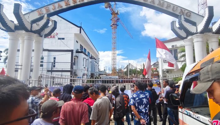 Aksi Depan Kejati Lampung, SIMPUL Desak Usut Mafia BBM Bersubsidi