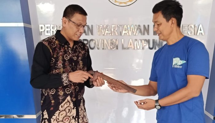 Berikan Badik Pagardewa kepada Ketua PWI Lampung, Kanjeng Andy Achmad: Tolong Lestarikan!