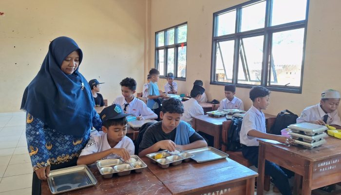 Program MBG Perdana Digelar Di Sekolah, Siswa Sambut Antusias