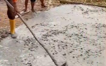 Jalan Tak Kunjung Diperbaiki, Warga Triharjo Desa Kebagusan Pesawaran Lakukan Perbaikan Secara Swadaya