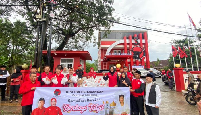 Momentum Nuzulul Qur’an, PDIP Lampung Berbagi Takjil dan Santuni Anak Yatim