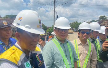 Giri Akbar Tegaskan Kualitas Jalan Jadi Prioritas di Jabung–Labuhan Maringgai